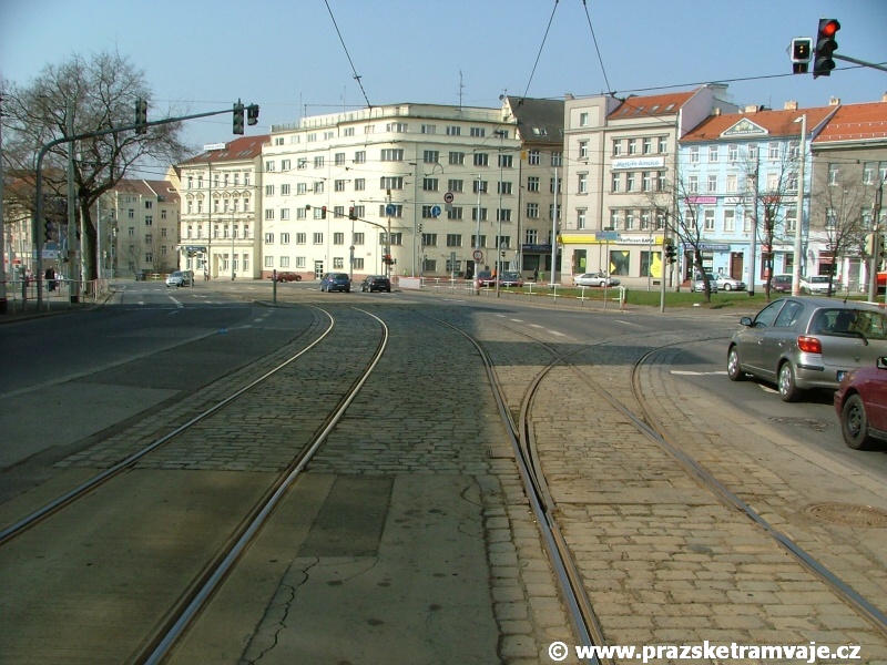 Tramvajová trať pokračuje k rozjezdové výhybce do smyčky Vysočanská.