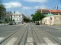 Mezi protisměrnými zastávkami Orionka tramvajová trať překračuje světelně řízenou křižovatku s ulicemi Boleslavská a Benešovská.