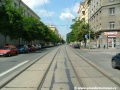 V táhlém pravém oblouku tramvajové trať překračuje křižovatku s Libickou ulicí.