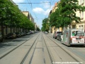 Přímý úsek tramvajové tratě v Korunní ulici tvořený velkoplošnými panely BKV míří k zastávce Perunova.