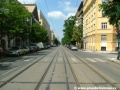 Přímý úsek tramvajové tratě se blíží ke křižovatce s Kolínskou ulicí.