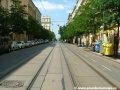 Přímý úsek tramvajové tratě v Korunní ulici tvořený velkoplošnými panely BKV pokračuje k zastávkám Vinohradská vodárna.