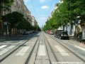 Klesáním pokračuje tramvajové trať v Korunní ulici k zastávkám Šumavská.