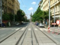 Přímý úsek tramvajové tratě v Korunní ulici tvořený velkoplošnými panely BKV.