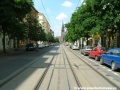 Přímý úsek tramvajové tratě v Korunní ulici tvořený velkoplošnými panely BKV.