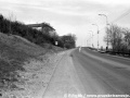 Prostor autobusových zastávek Šafránecká v Kukulově ulici po snesení manipulační tramvajové tratě. Ze snímku je patrné, že trať využívala část vozovky. | jaro 1981
