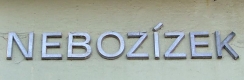 Jméno zastávky Nebozízek, vyvedené plastickými písmeny, známými ze stanic metra