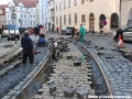 Zpětná zádlažba kolejového oblouku na Malostranském náměstí. | 10.3.2013