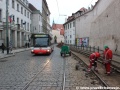Okolo opravované koleje do centra v Letenské ulici u Valdštejnské zahrady projíždí autobus náhradní dopravy X22 Citybus ev.č.3351. | 11.3.2013