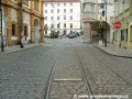 Tramvajová trať pokračuje po opuštění protisměrné kolejové splítky v podobě klasické dvoukolejné tratě k Malostranskému náměstí krátkým přímým úsekem