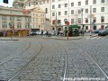 Levé oblouky přivádí tramvajové koleje na Malostranské náměstí do prostoru stejnojmenných zastávek