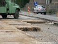 V prostoru rozjezdové výhybky na předjízdnou kolej byla původní betonová deska vybourána a výhybky byla uložena na pražcích - zde dojde k obnovení betonové desky. | 12.7.2007