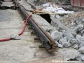 Detail upevnění kolejnice na podkladnici k betonovým bochánkům, které mají za úkol vyrovnat nerovnosti betonové desky. | 29.7.2007