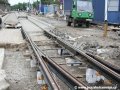 Sjezdová výhybka rekonstruované křižovatky Letenský tunel směrem ke Strossmayerovu náměstí je zatím provizorně uložena na cihlách. | 29.7.2007