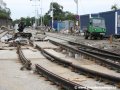 Rekonstruovaná křižovatka Letenský tunel v pohledu k předjízdné koleji od Strossmayerova náměstí, sjezdová výhybka je zatím provizorně uložena na cihlách. | 29.7.2007