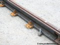 Kolejnice s upevněnými podkladnicemi nejsou ještě upevněny k betonovým bochánkům, které mají za úkol vyrovnat nerovnosti betonové desky. | 29.7.2007