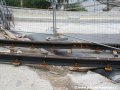 Kolejnice s upevněnými podkladnicemi nejsou ještě upevněny k betonovým bochánkům, které mají za úkol vyrovnat nerovnosti betonové desky. | 29.7.2007