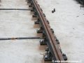 Detail upevnění kolejnice na podkladnici k betonovým bochánkům, které mají za úkol vyrovnat nerovnosti betonové desky. | 29.7.2007
