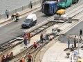 Na rekonstruované křižovatce Letenský tunel dochází k zádlažbě střední části a pokládání asfaltového krytu v prostoru předjízdné koleje. | 11.8.2007