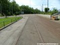 Kusá kolej smyčky Levského, která je pozůstatkem původní traťové koleje, v pohledu zpět na manipulační koleje smyčky