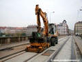 Na rekonstrukci tramvajové tratě v Lidické ulici a na Palackého mostě se podílela zatlačovačka pryže, zapůjčená do Prahy Dopravním podnikem Mostu a Litvínova. | 3.10.2007