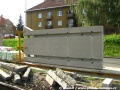 Přivezený panel LRB na transportním podstavci ve Střelničné ulici, vyčkává na zahájení pokládky | 13.7.2009