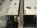 Detail zaslepení žlabu LRB panelu při tuhnutí směsi v okolí kolejnice | 15.7.2009