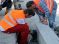 Usazování panelu na přípravek sloužící jako hever pod dohledem německého pracovníka | 14.7.2009