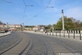 Levé oblouky tramvajové tratě mířící na Mánesův most.