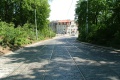 V přímém úseku ve středu vozovky ulice Mariánské hradby tramvajová trať klesá ke křižovatce Chotkovy sady.