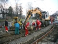 Zatímco z našeho pohledu v levé koleji probíhají bourací práce, pravá kolej je již vyměněna a sestykována. | 20.11.2010