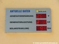 Na zdi vozovny nalezneme informační panel zobrazující úsporu elektrické energie při její výrobě solárními panely | 19.8.2006