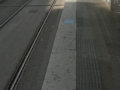 Na hraně nástupiště jsou vyznačeny nástupní místa pro vozíčkáře. Také nevidomí jsou informováni o umístění dveří příčně drážkovanou dlažbou | 15.8.2009