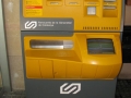 Jízdenkový automat bere všechno - mince, bankovky i karty a umí dobíjet permanentky. Dobře si ho prohlédněte, protože taková věc v Praze ještě dlouho nebude | 16.8.2009
