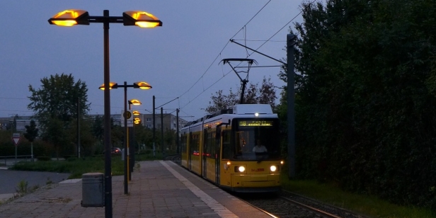 Bombardier GT6N-ZR.2 #2204 ve výstupní zastávce smyčky Ahrensfeld, Stadtgrenze. | 28.9.2017