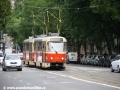 Z protisměru se blíží souprava vozů T3SUCS ev.č.7753+7754 vypravená na linku 2 pocházející z roku 1985. Povšimněte si, jaké informace je schopen zobrazovat čelní transparent. O tom si v  Praze můžeme jen nechat zdát... | 14.7.2011