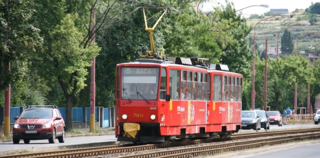 K zastávce ŽST Vinohrady míří souprava vozů T6A5 ev.č.7931+7932 z roku 1992. | 14.7.2011