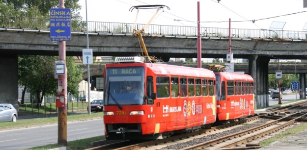 Souprava vozů T3S ev.č.7301+7302 vypravená na linku 3 míjí vjezdový trojúhelník domovské vozovny Krasňany. | 14.7.2011