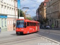 Vůz K2S ev.č.7126 z roku 2007 odbočuje k zastávce Poštová. Koleje mířící do pravé části fotografie vedou do tunelu pod Bratislavským hradem. Tedy na trať, která je z důvodu havarijního stavu tunelu mimo provoz. | 18.7.2012