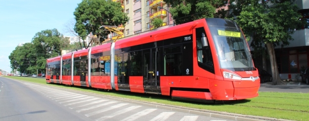 Vůz Škoda 30T ForCity Plus ev.č.7515 na zkušební jízdě pózuje v jediném zatravněném úseku bratislavských tramvajových tratí u zastávky Saleziáni. | 26.6.2015