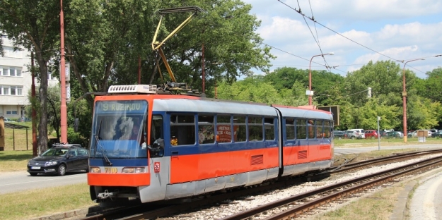 Vůz K2S ev.č.7110 byl dodán v roce 1977 jako typ K2 s ev.č.379. Po přečíslování v roce 1983 se po bratislavských ulicích pohyboval s ev.č.7070. V roce 1993 byl těžce poškozen při srážce s jinou tramvají, přední článek byl vyřazen, zadní spojený s předním článkem vozu ev.č.7045 a tento vůz obdržel v roce 1994 ev.č.7070. Modernizací na typ K2S prošel v roce 2001, administrativně však z vozu ev.č.7054. | 24.6.2015