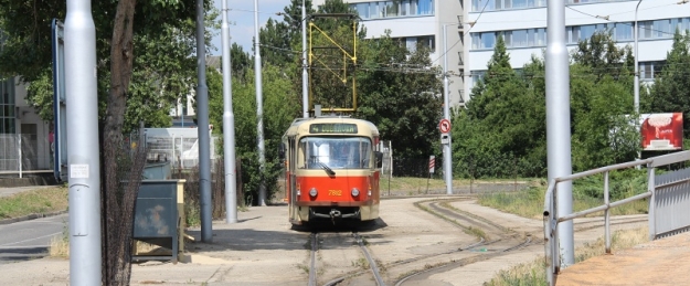 Souprava vozů T3SUCS ev.č.7812+7811 vypravená na linku 4 manipuluje ve smyčce Zlaté Piesky. Vozy pochází z dodávky roku 1987. | 25.6.2015
