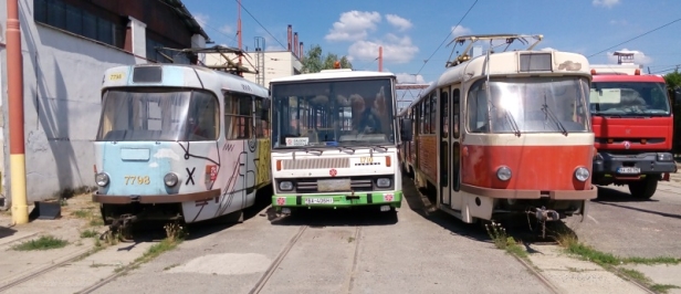 Vůz T3SUCS ev.č.7798 ve společnosti autobusu Karosa B 732 CNG ev.č.1710 a muzejního vozu K2YU ev.č.7086. | 26.6.2015
