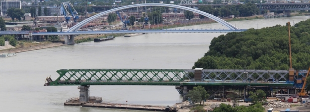 Nový „starý“ most během vysouvání nad Dunaj. | 24.6.2015