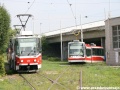 Známá souprava vozů T6A5 ev.č.1215+1216 si v Králově Poli vybírá přestávku, zatímco jí vnitřní kolejí podjíždí vůz Škoda 03T6 Anitra ev.č.1808 | 5.8.2010