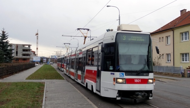 Město Brno, město, které vdechlo život vozům RT6N1. Díky tomu může ve smyčce v blízkosti trolejbusové vozovny Komín odpočívat vůz RT6N1 ev.č.1801 zvaný “Žofinka”. | 16.12.2011