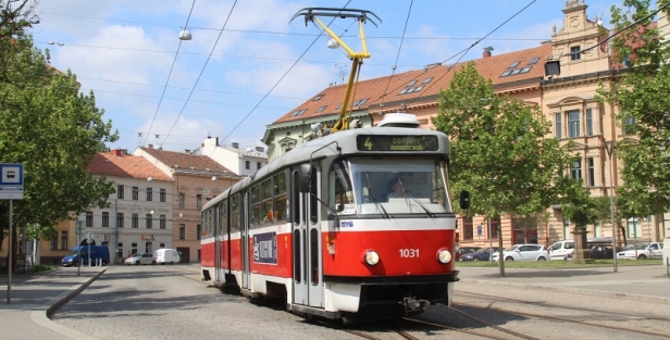 Legendární brněnské tramvaje K2 prošly v posledních letech různými stupněmi modernizací. Jednu z jejich podob, vůz K2P ev.č.1031 vypravený na linku 4 potkáváme na Komenského náměstí. | 17.5.2015