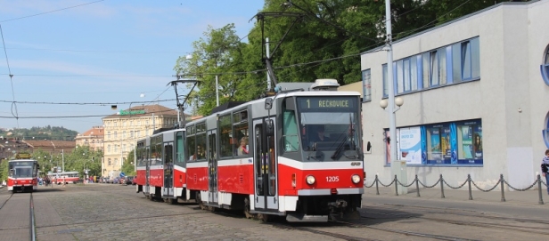 Souprava vozů T6A5 ev.č.1205+1206 vypravený na linku 1 zachycený u hlavního nádraží. | 18.5.2015