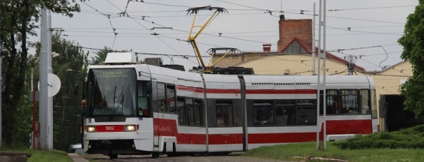 Je krátce před 9:15 a za závorou medlánecké vozovny na nás čeká &bdquo;Třetí sestra&ldquo;, brněnský vůz RT6N1 ev.č.1802, zprovozněný po letech odstavení jako třetí sestra od vozů ev.č.1801 a 1803. | 17.5.2015