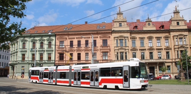 Vůz RT6N1 ev.č.1802 na odstavné koleji na Komenského náměstí. | 17.5.2015